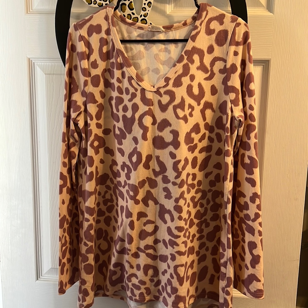 Leopard long sleeve tunic vneck top